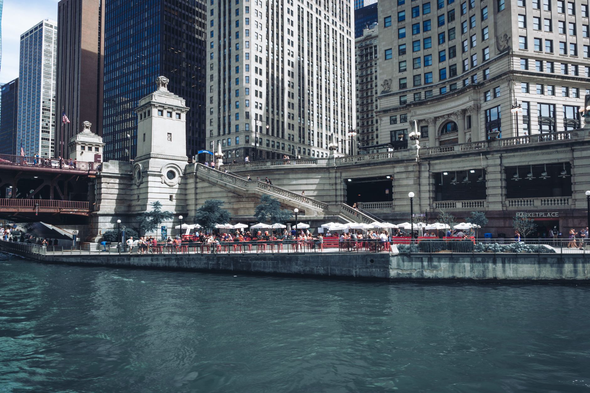 chicago river architecture skyline bridges downtown