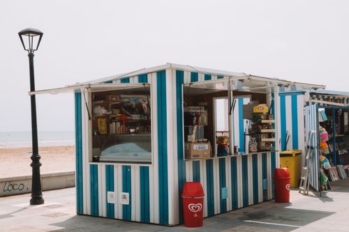 Free Striped snack stand on the Benidorm beach promenade, offering sweets and refreshments. Stock Photo