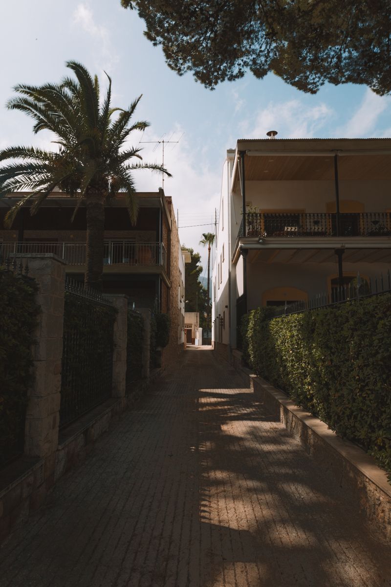 Alee pitorească cu vegetație și arhitectură mediteraneană în Benidorm, Spania