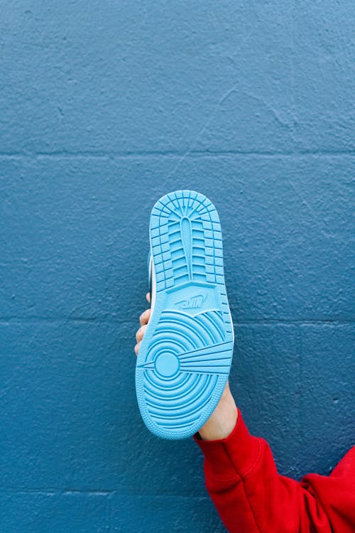 Foto profissional grátis de azul, calçado, fechar-se