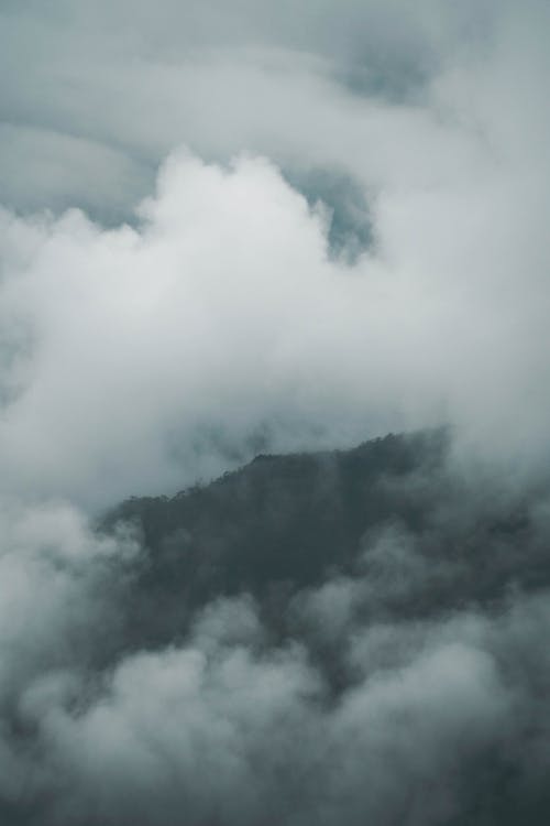 Foto profissional grátis de garoa, montanhas, neblina