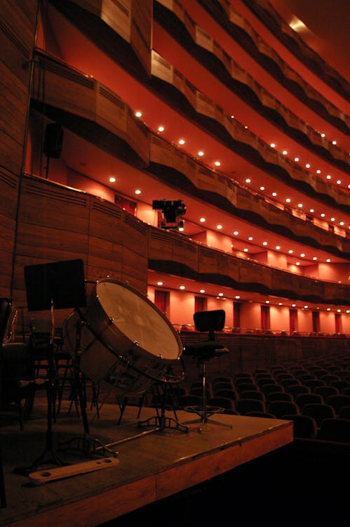 Foto d'estoc gratuïta de auditori, etapa, instruments