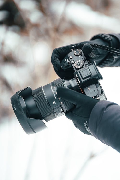 Sony A7c Dans Des Mains Par Temps From The Neige