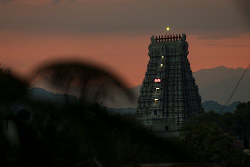 Foto profissional grátis de fotos da noite da torre do templo