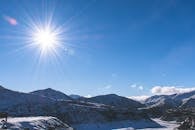 令人惊叹的冬季山地景观，阳光明媚，天空清澈