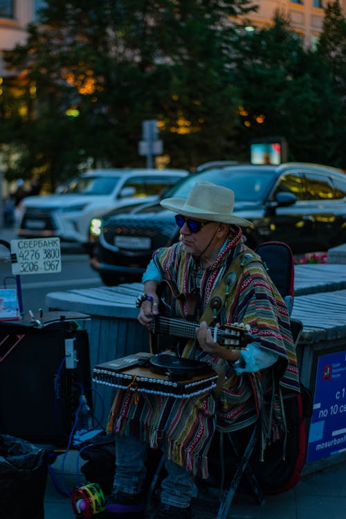 Darmowe zdjęcie z galerii z busker, granie, kapelusz