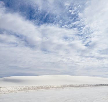 A tranquil view of the dunes and sky at White Sands National Park, NM, USA.