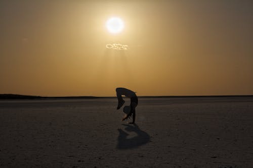 Kostenloses Stock Foto zu arka-plan, früher sonnenaufgang, gymnastik