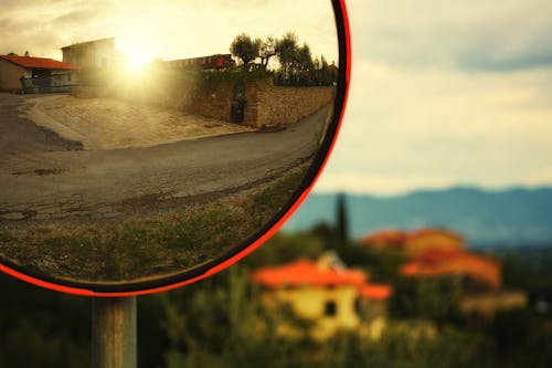 Free Brown House Reflection on Mirror in Selective Focus Photography Stock Photo