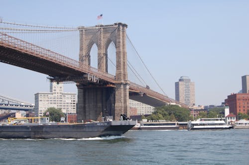  View of the Brooklyn Bridge in New York City, New York, USA