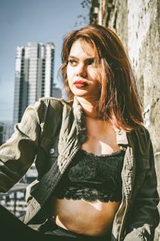 一位穿着时髦的少妇站在户外，背景是城市建筑