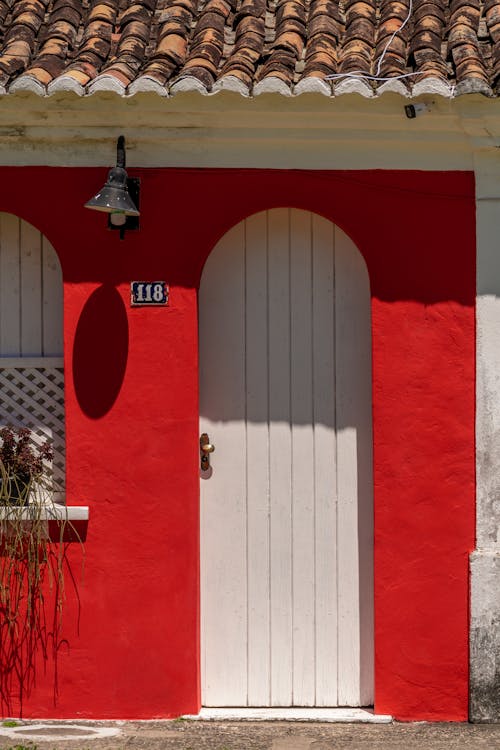 건물, 문, 빨간의 무료 스톡 사진