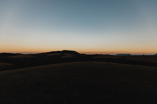 Fotos de stock gratuitas de anochecer, cerros, montañas