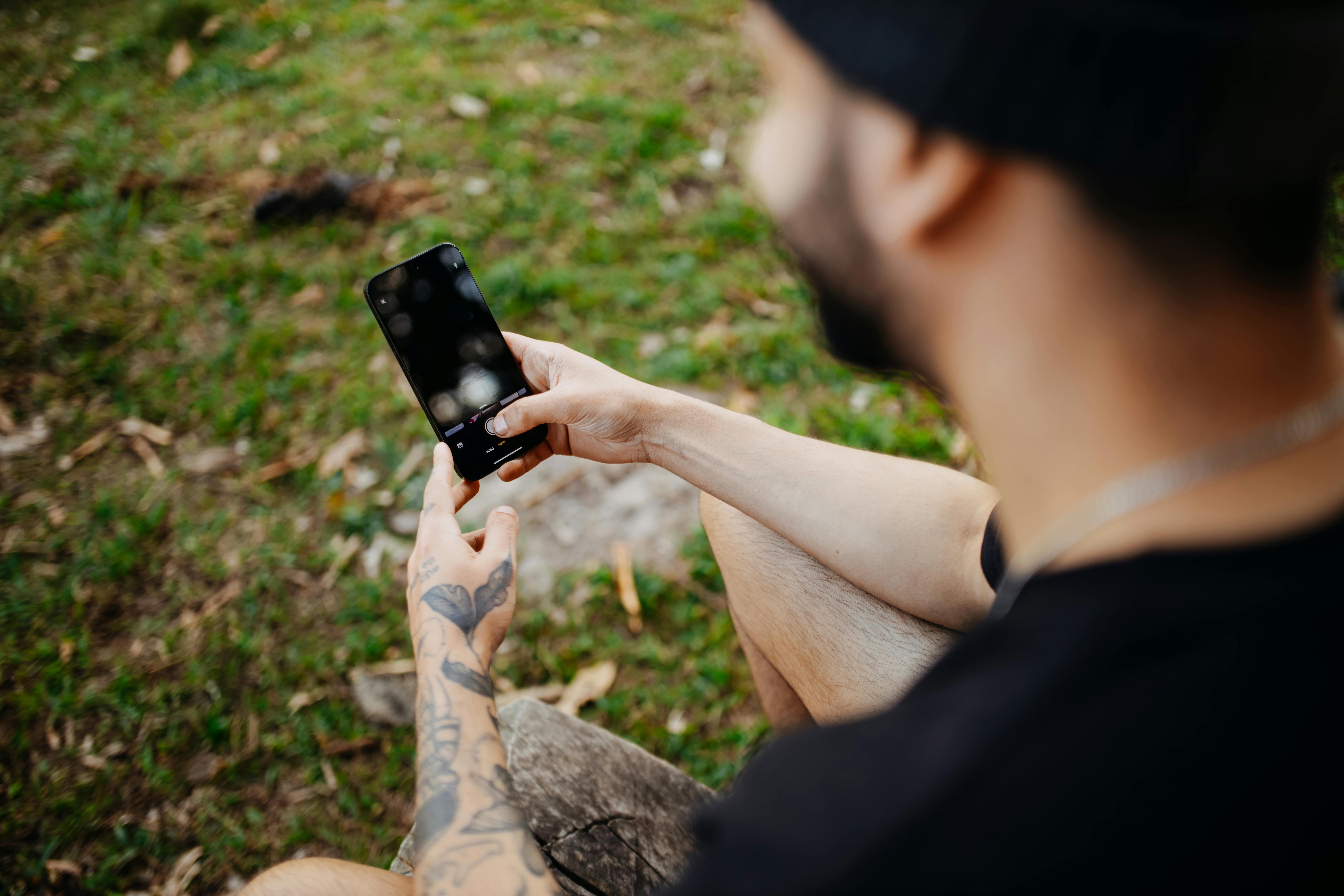 Ảnh gái xinh cầm điện thoại - Hành trình khám phá vẻ đẹp qua góc nhìn mới đầy sáng tạo