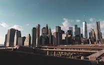 明亮的天空下，纽约市标志性天际线的全景尽收眼底