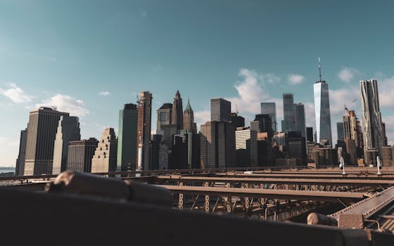 明亮的天空下，纽约市标志性天际线的全景尽收眼底