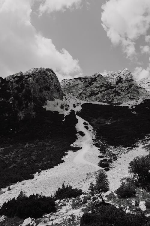 Darmowe zdjęcie z galerii z czarno-biały, góra, krajobraz