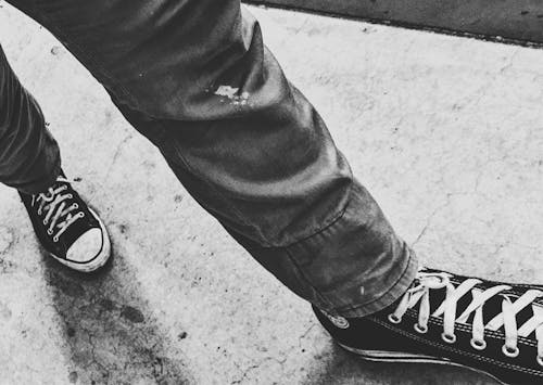 Základová fotografie zdarma na téma betonová podlaha, boty, černobílý