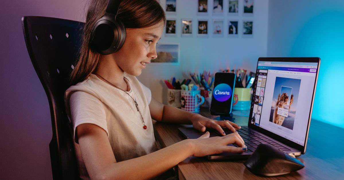 Uma criança usando um laptop para educação criativa com fundo colorido.
