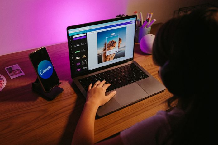 Adolescente diseñando piezas gráficas en una laptop