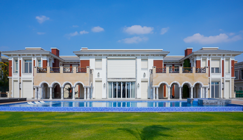Free Elegant villa with swimming pool and green lawn in Cairo, showcasing luxury architecture. Stock Photo
