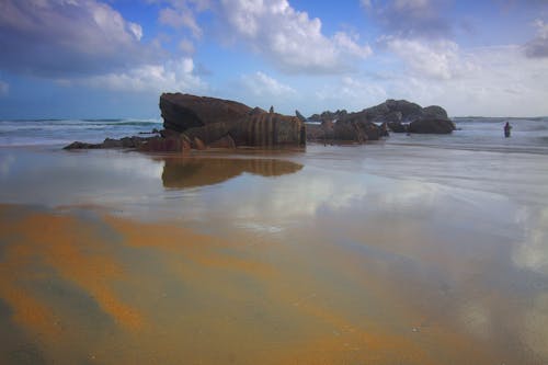 無料 海岸線の横にある茶色の岩の形成 写真素材