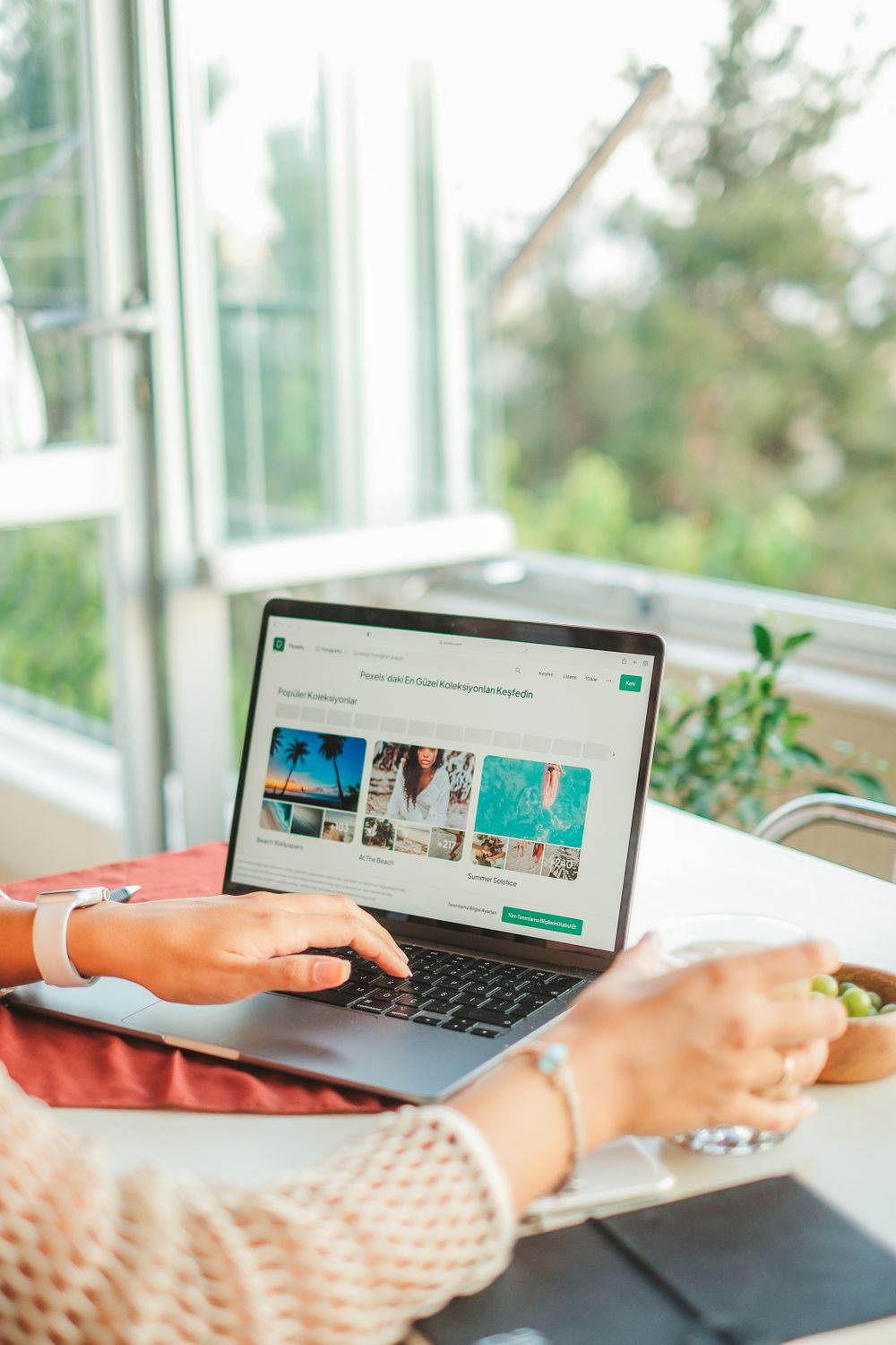 Heller moderner Arbeitsplatz im Homeoffice