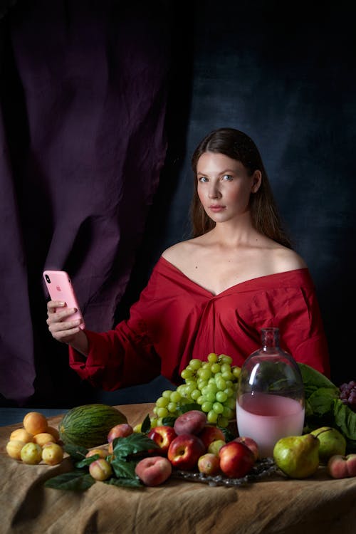 Gadis Berbaju Merah Dengan Buah Dan Mawar Smartphone