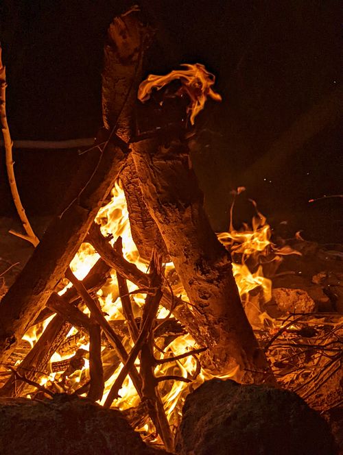 Free A captivating bonfire in the dark night, showcasing glowing flames and warmth. Stock Photo