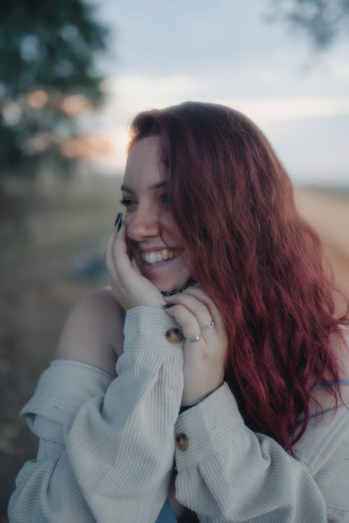 Fotos de stock gratuitas de alegre, cabello, cárdigan blanco