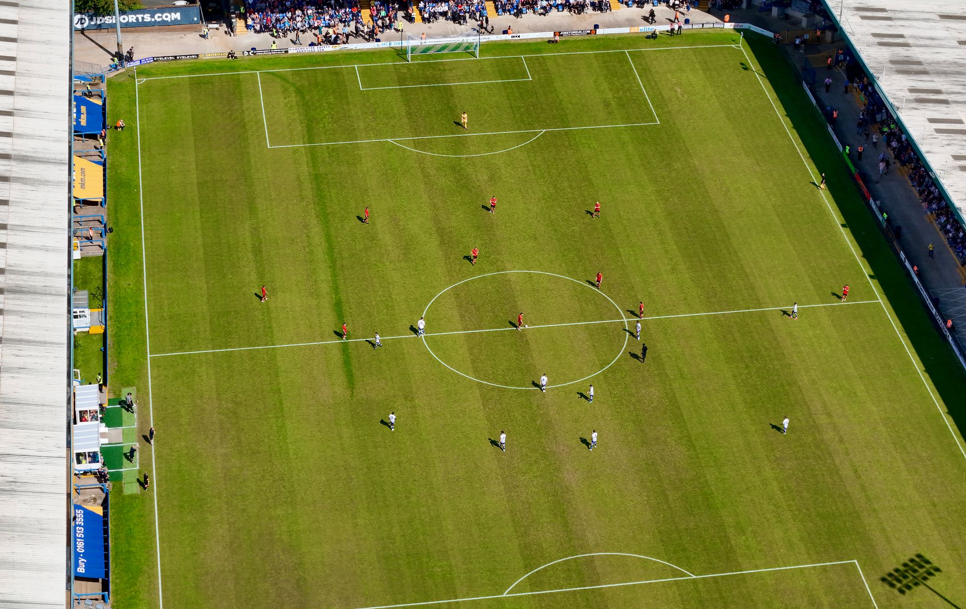 Bir futbol stadyumunda maç anı