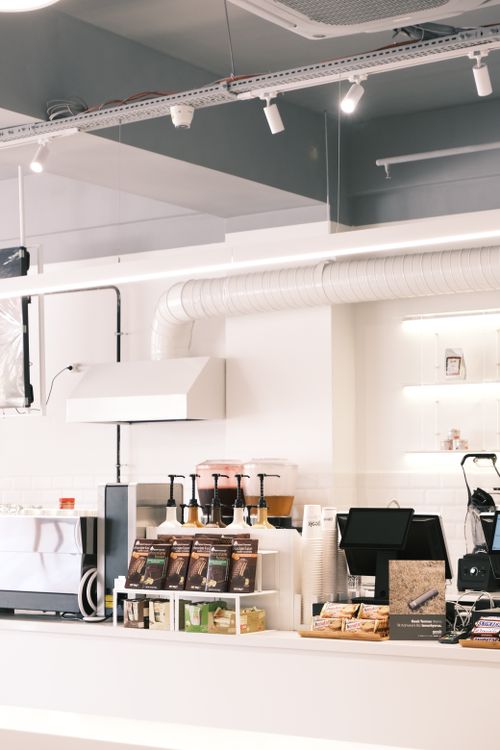 Free A sleek and modern coffee shop counter with a minimalist aesthetic, perfect for design enthusiasts. Stock Photo