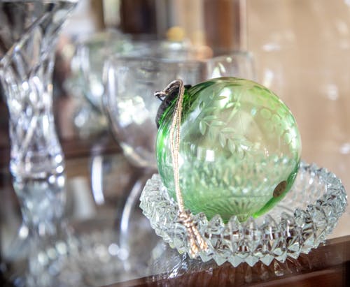 Foto profissional grátis de armário de porcelana, bola de cristal, bola de cristal verde