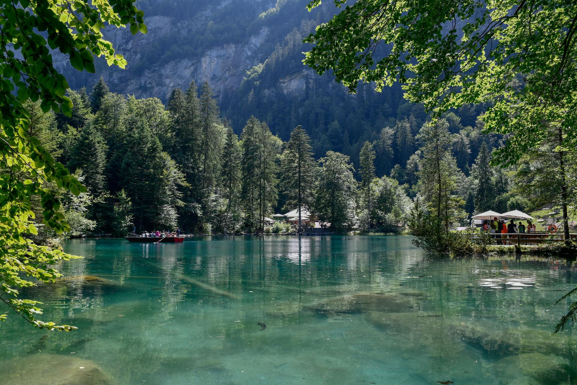 Uitzicht op de Blausee in het Berner Oberland, Kandergrund, Zwitserland