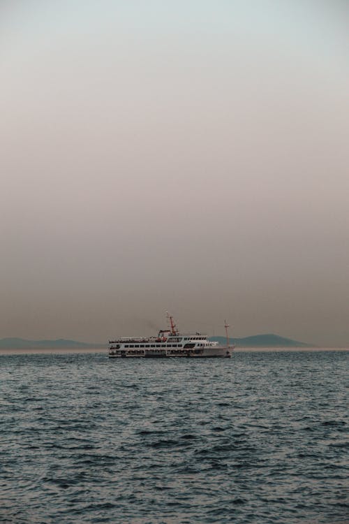 akşam karanlığı, deniz, feribot içeren Ücretsiz stok fotoğraf