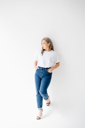 Stonewash straight-leg jeans, photo by Dmitriy Steinke on Pexels