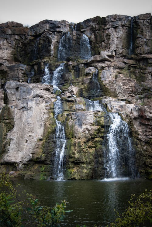 白色绿色和黑色岩石瀑布白天的时间间隔照片
