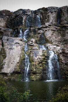 在自然宁静的环境中，岩石悬崖上有一道令人惊叹的瀑布