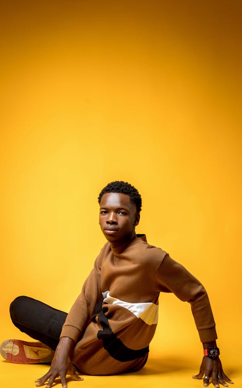 노란색 배경, 수직 쐈어, 아프리카계 미국인 남성의 무료 스톡 사진