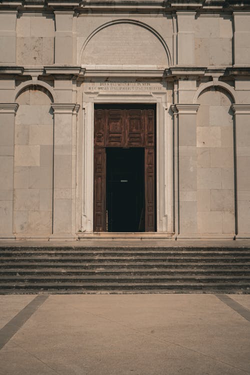 Darmowe zdjęcie z galerii z budynek, drzwi, kościół