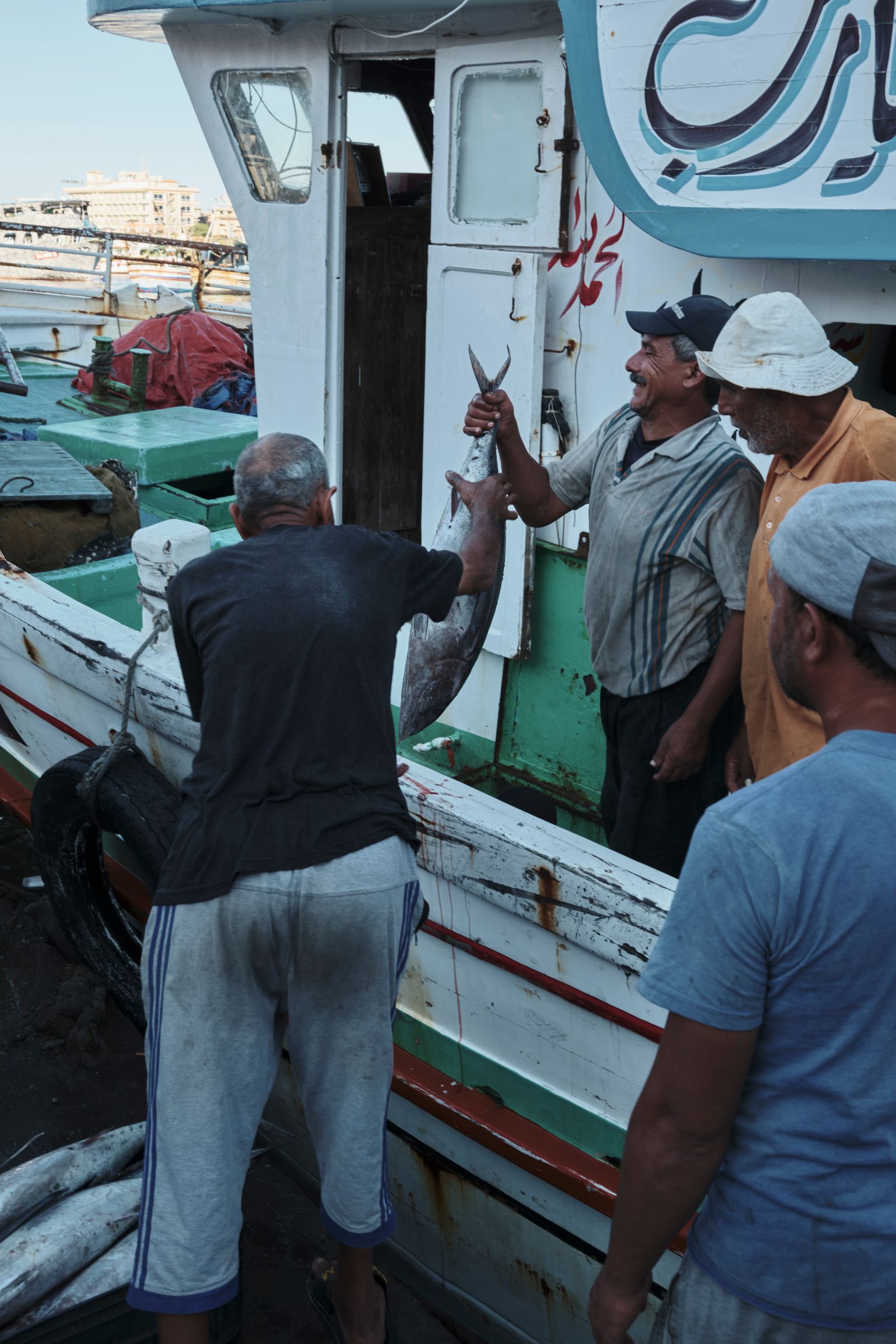 Pescadores reales trabajando con la captura en el puerto