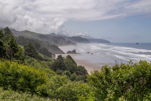Free Explore the breathtaking coastal landscape of Big Sur with lush forests and crashing waves. Stock Photo