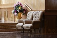 两把优雅的簇绒椅子与奢华的室内装饰相得益彰