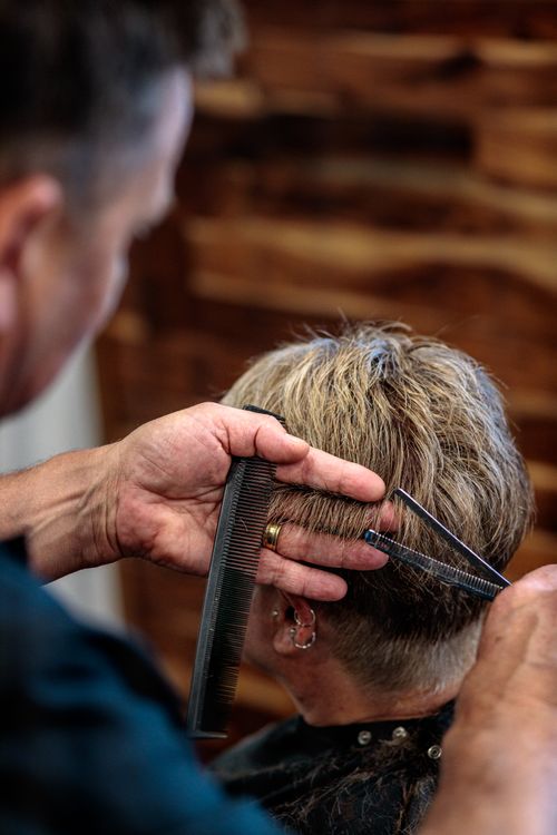 Coiffeuse réalisant une coupe de cheveux