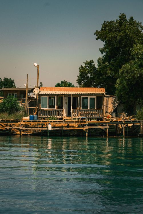 Free Charming rustic cabin by a serene river in Antalya, Turkey, surrounded by lush greenery. Stock Photo