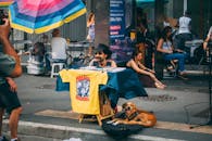 圣保罗的街头市场充满活力，有小贩、色彩缤纷的雨伞和热闹的活动