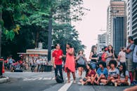 圣保罗的街道上，城市场景熙熙攘攘，人群也很多元