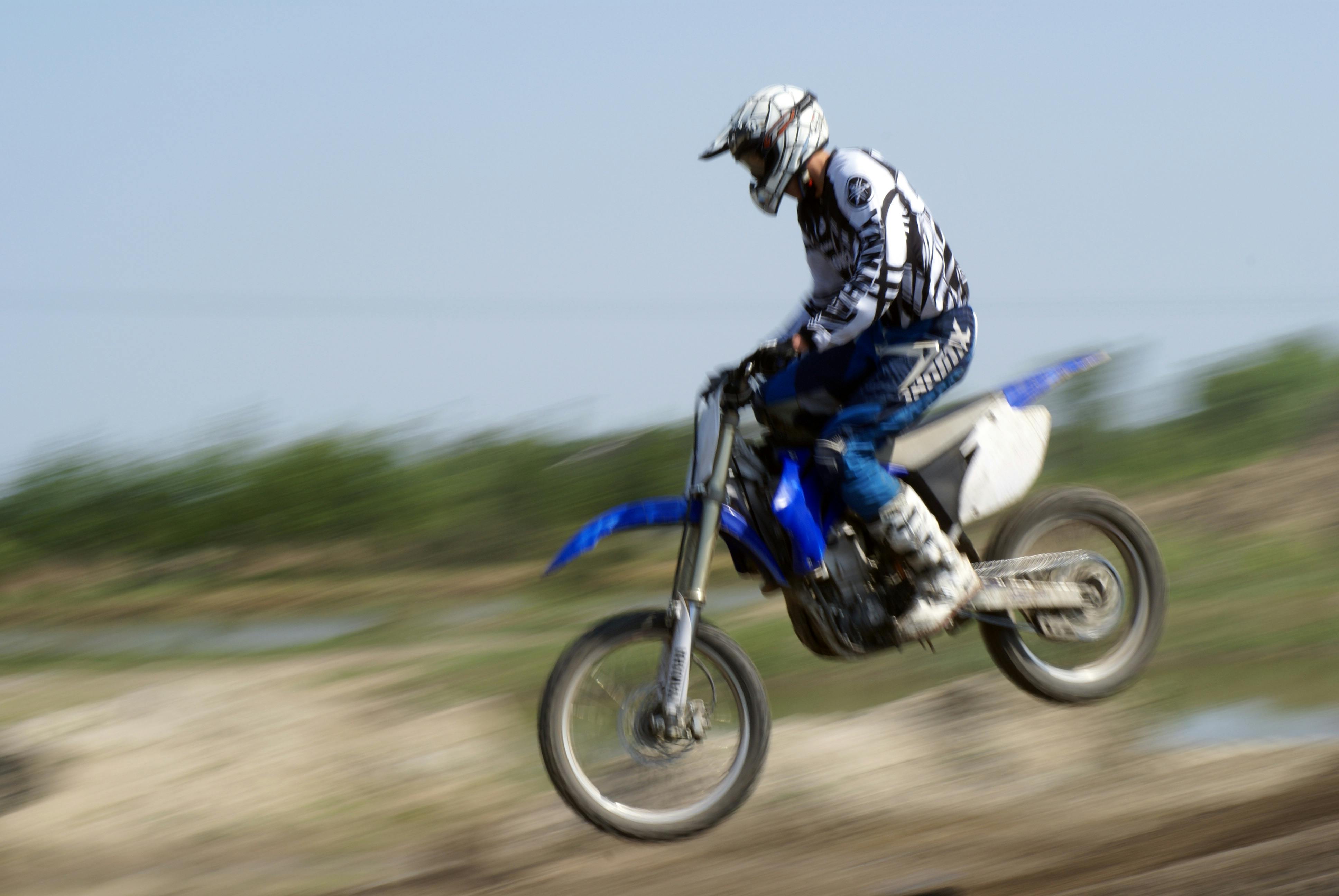 AIと人間の愛、未来の相性を象徴するロボットと人間の手