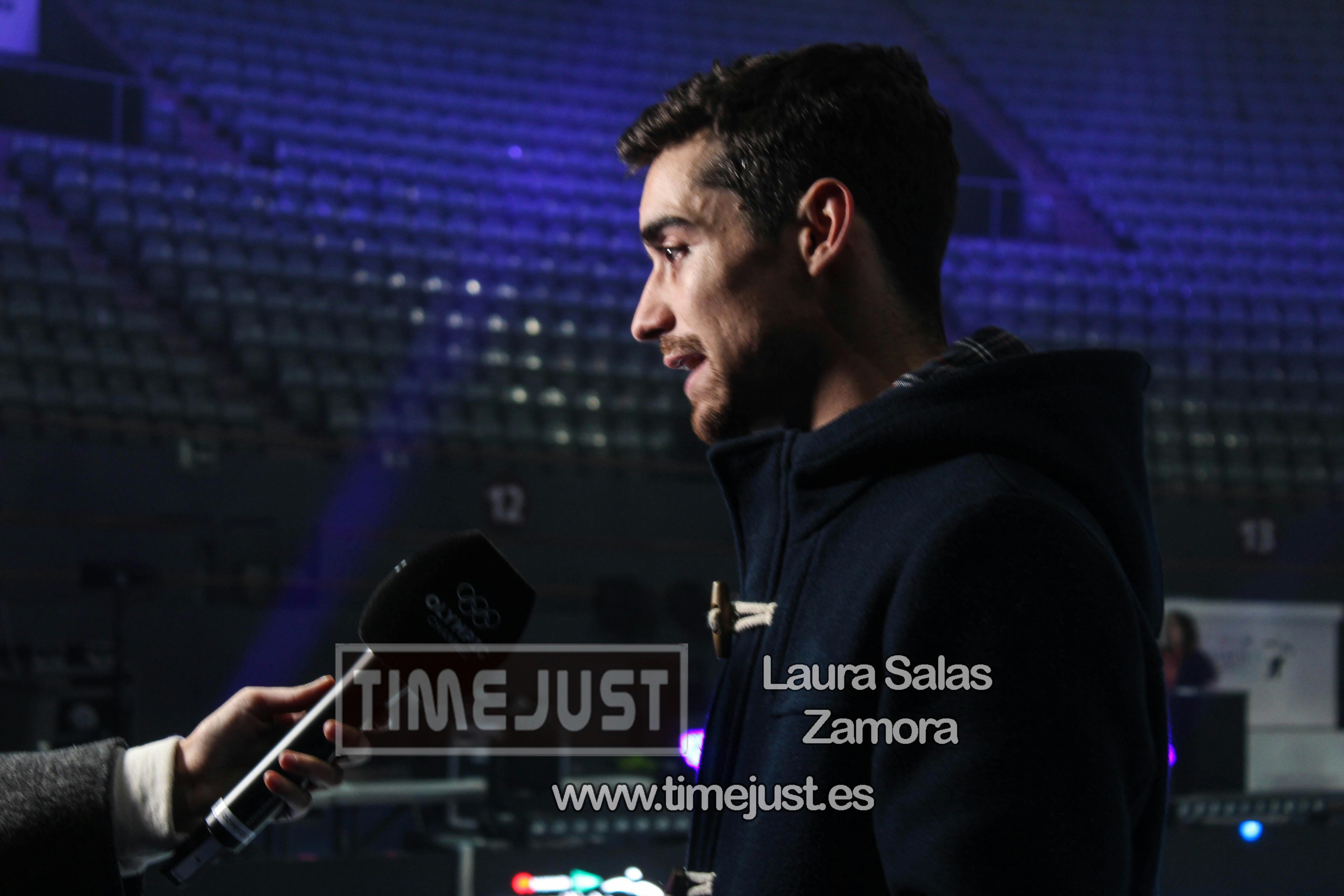 Besucher betrachten Kunstwerke in einem modernen Museum