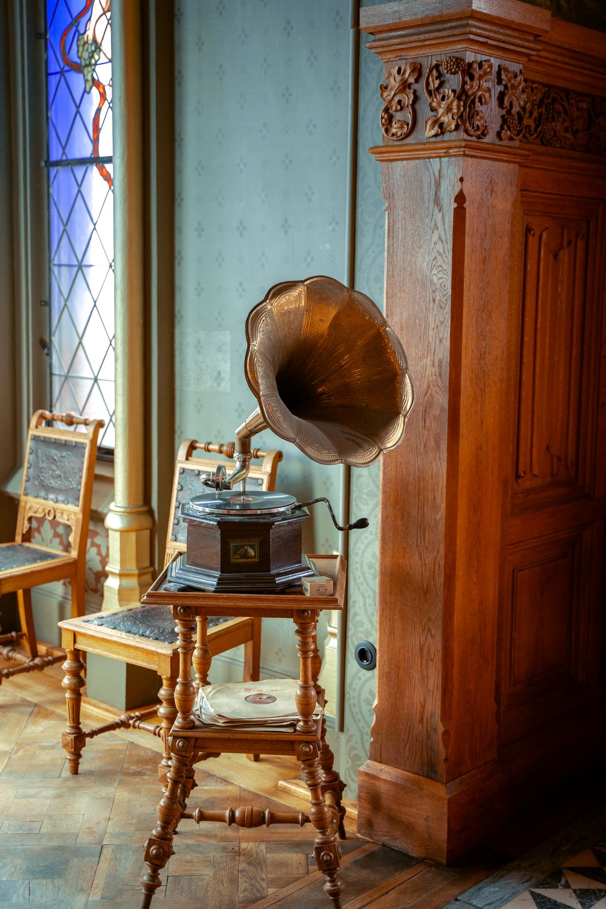 Antique Gramophone on a Table Between Chairs · Free Stock Photo
